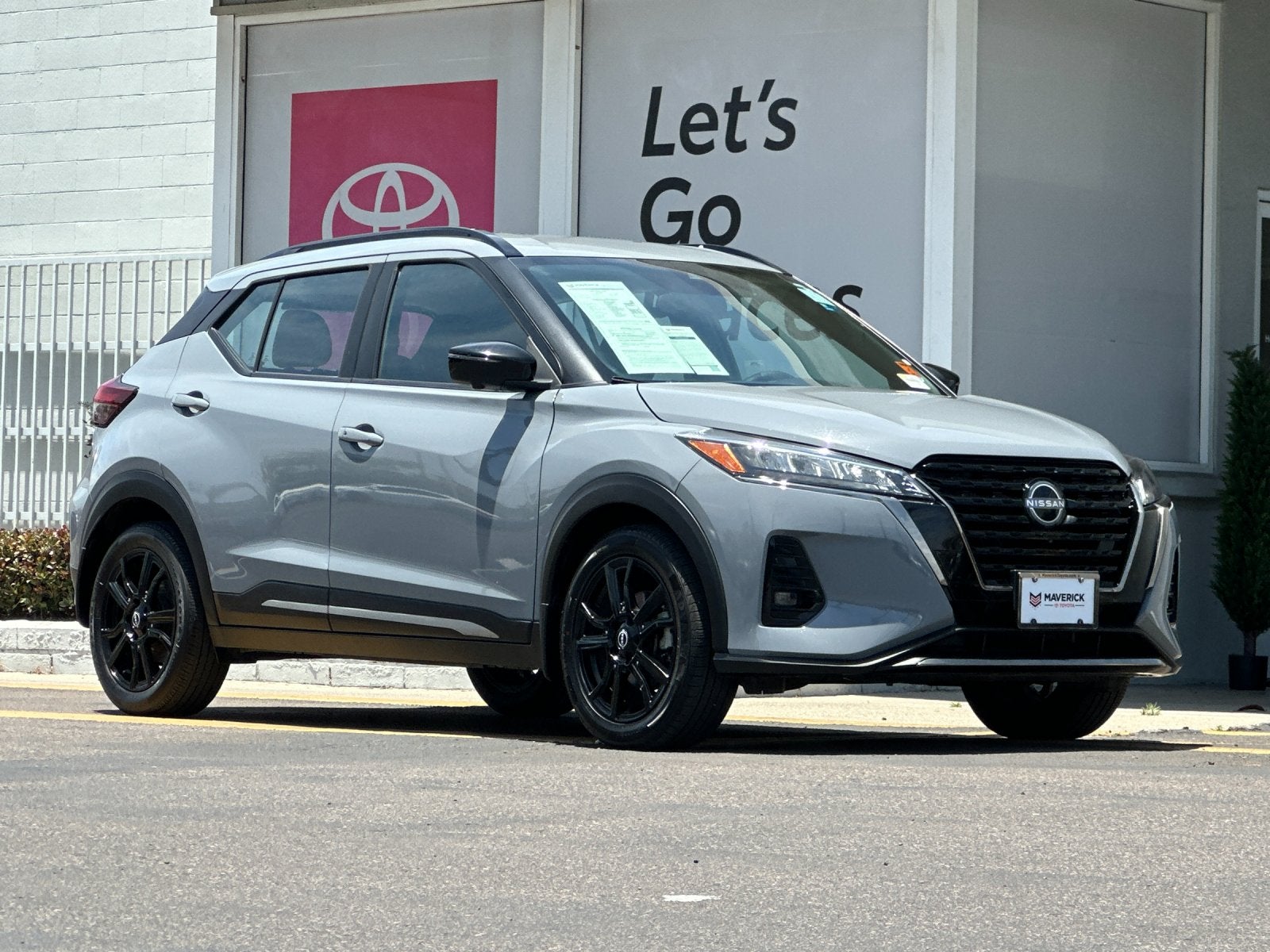 2023 Nissan Kicks SR