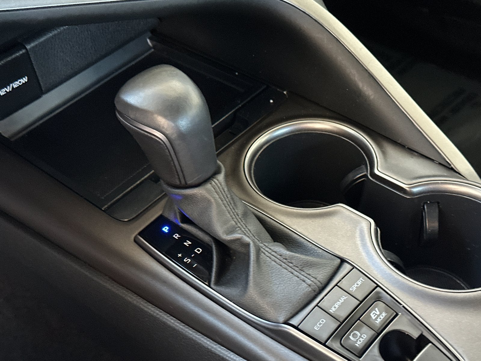 2022 Toyota Camry Hybrid SE