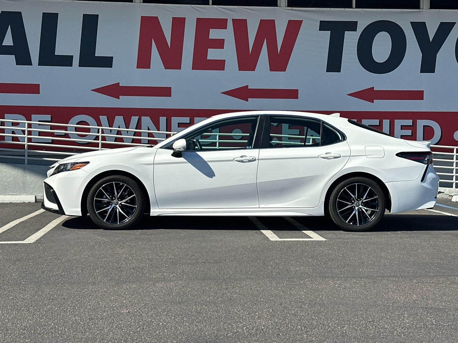 2022 Toyota Camry Hybrid SE