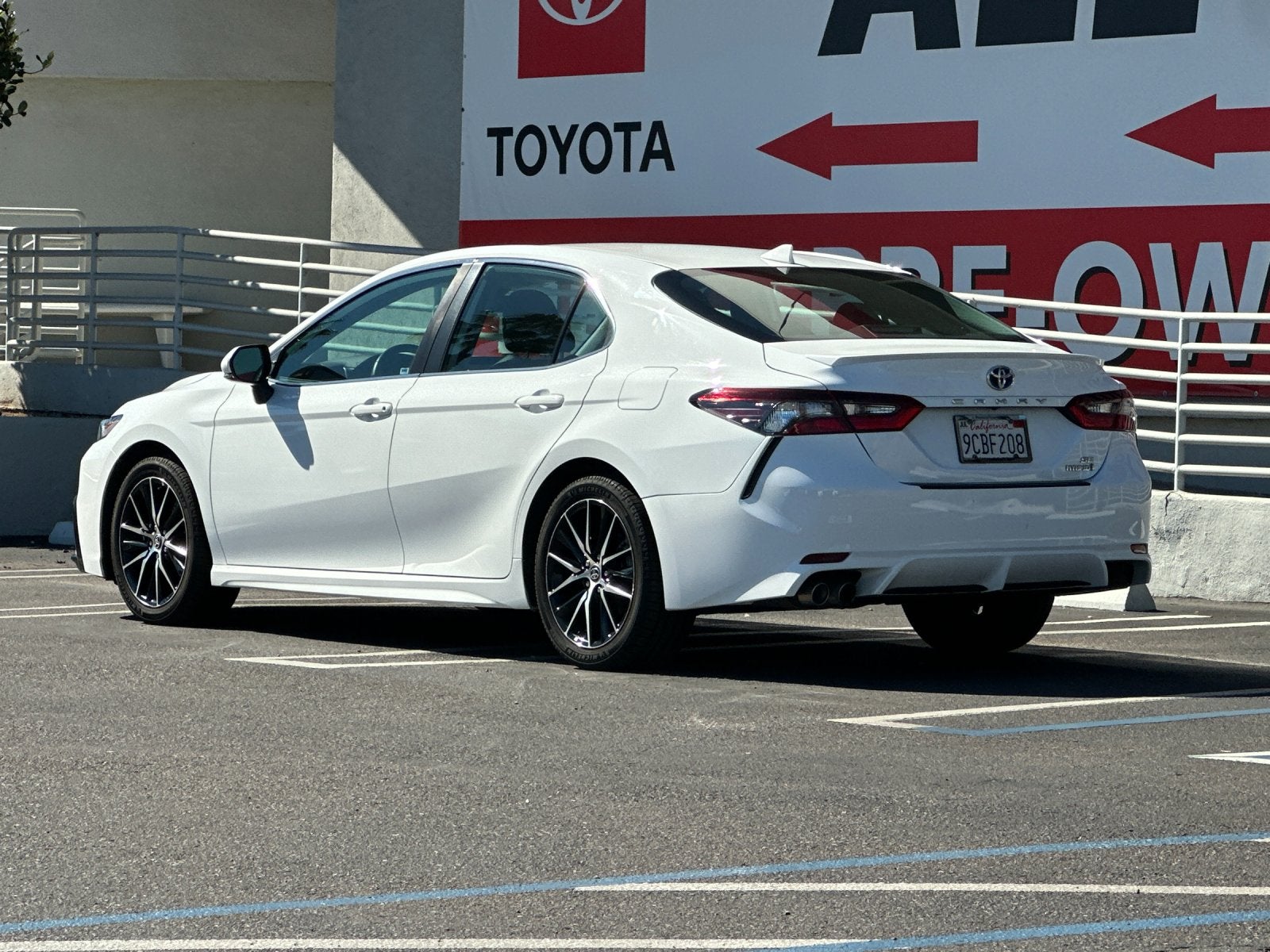 2022 Toyota Camry Hybrid SE