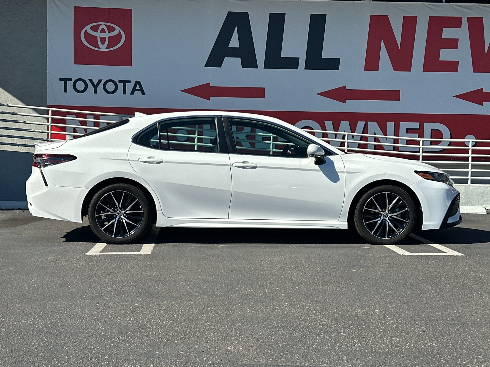 2022 Toyota Camry Hybrid SE