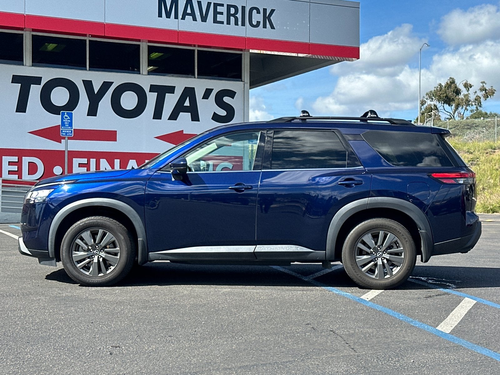 2022 Nissan Pathfinder SV