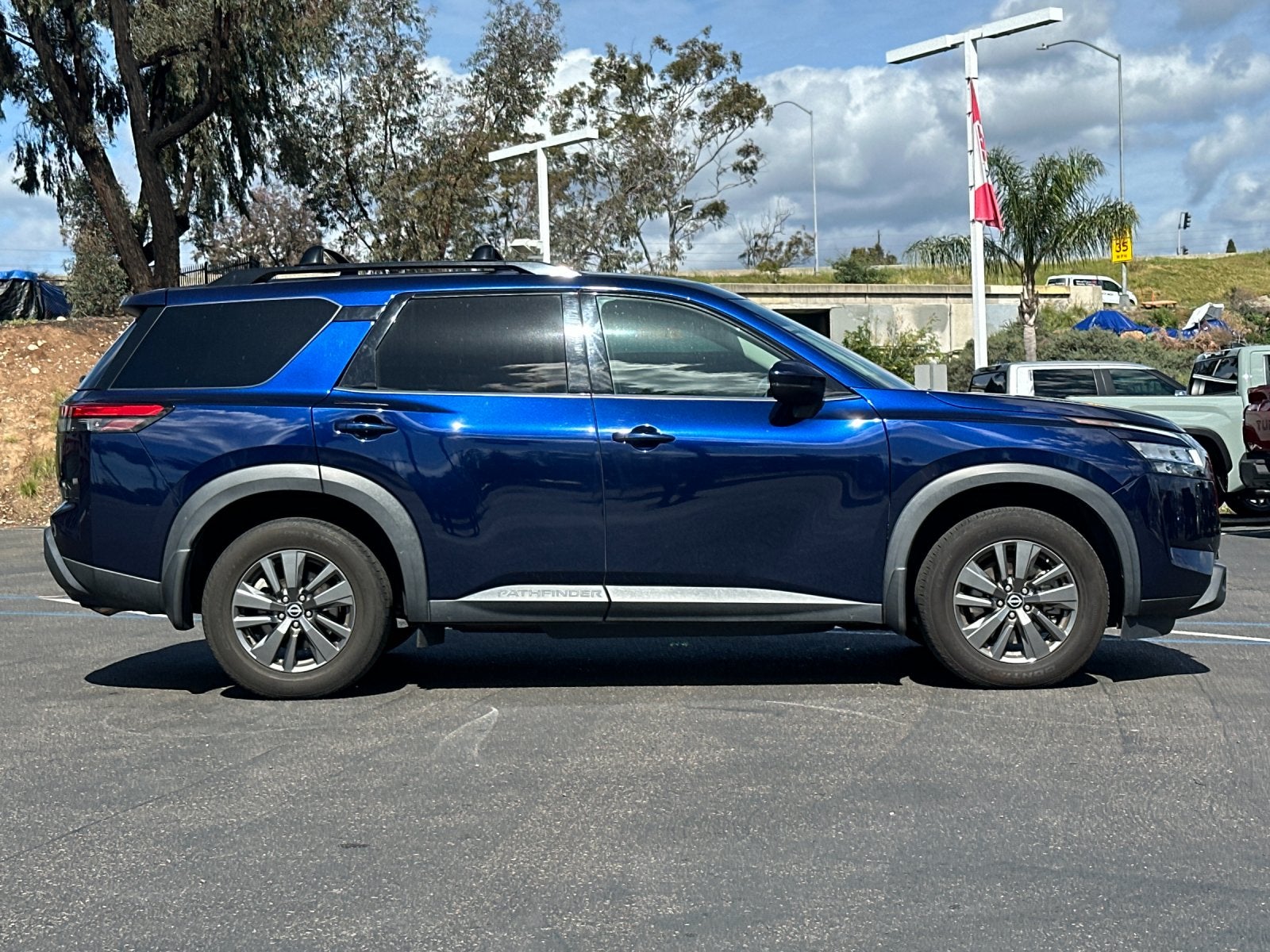 2022 Nissan Pathfinder SV