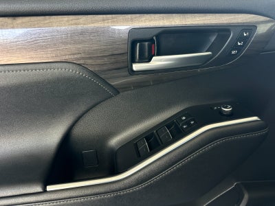 2023 Toyota Highlander Hybrid Platinum