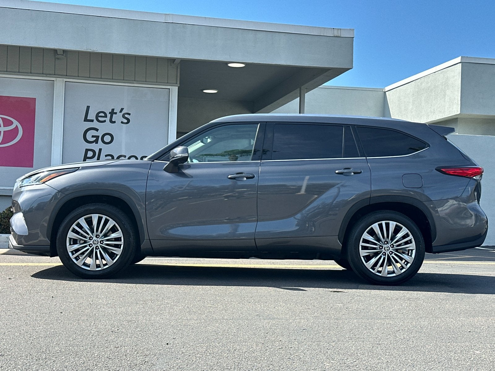 2023 Toyota Highlander Hybrid Platinum