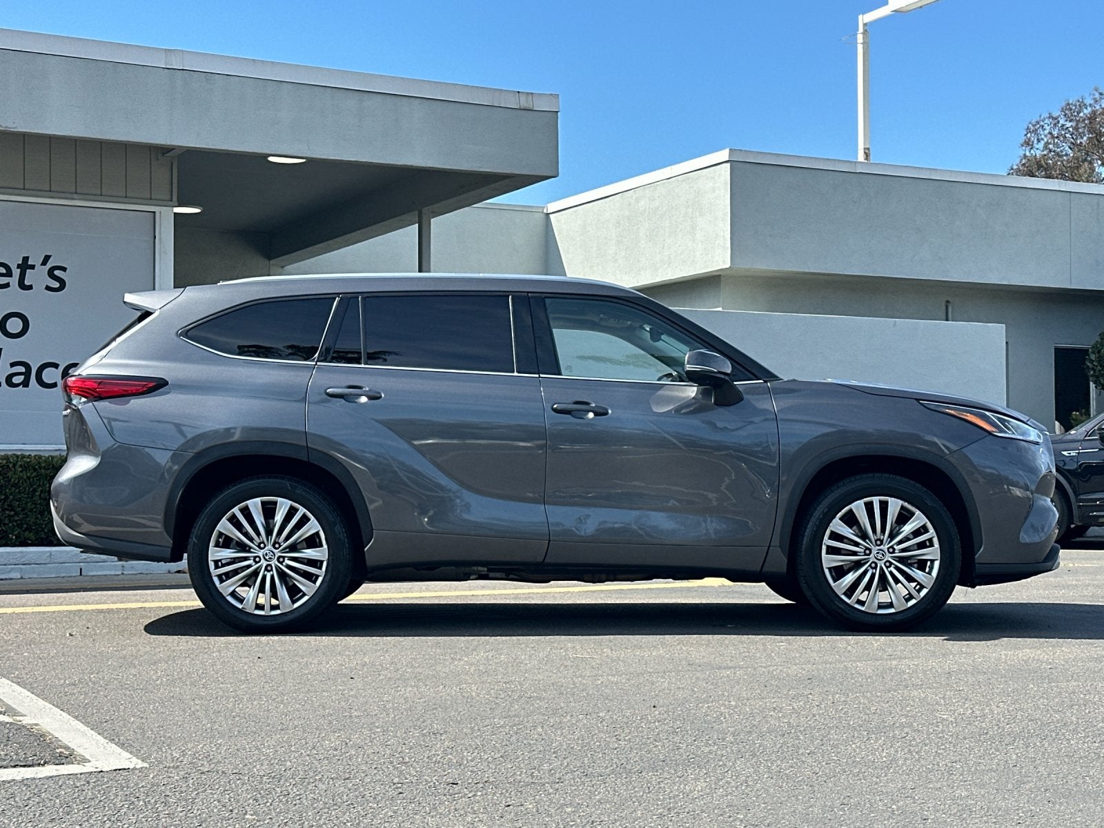 2023 Toyota Highlander Hybrid Platinum