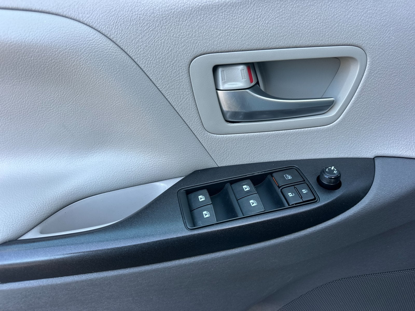 2016 Toyota Sienna LE 8 Passenger