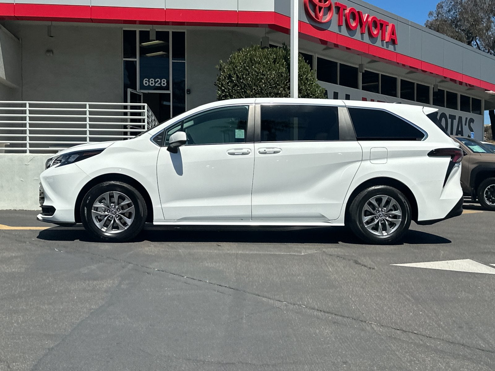 2025 Toyota Sienna LE 8 Passenger