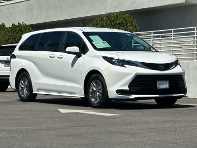 2025 Toyota Sienna LE 8 Passenger