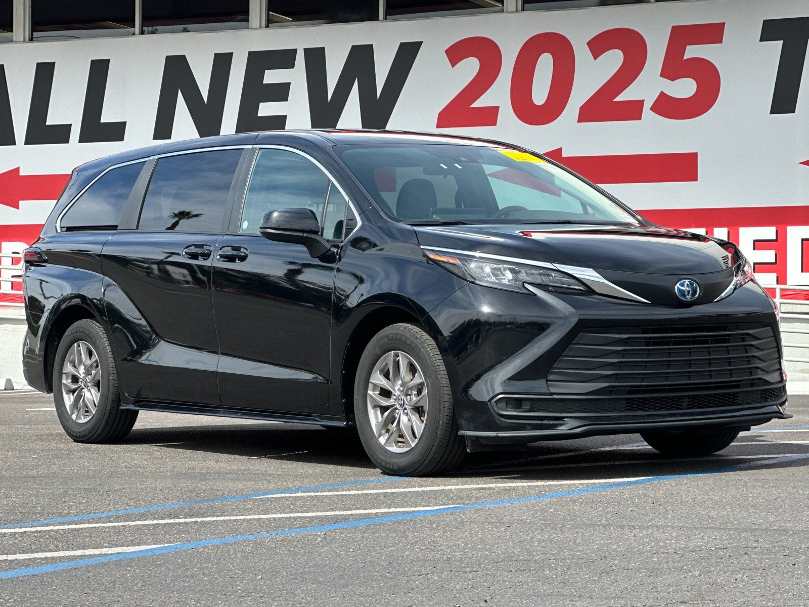 2025 Toyota Sienna LE 8 Passenger