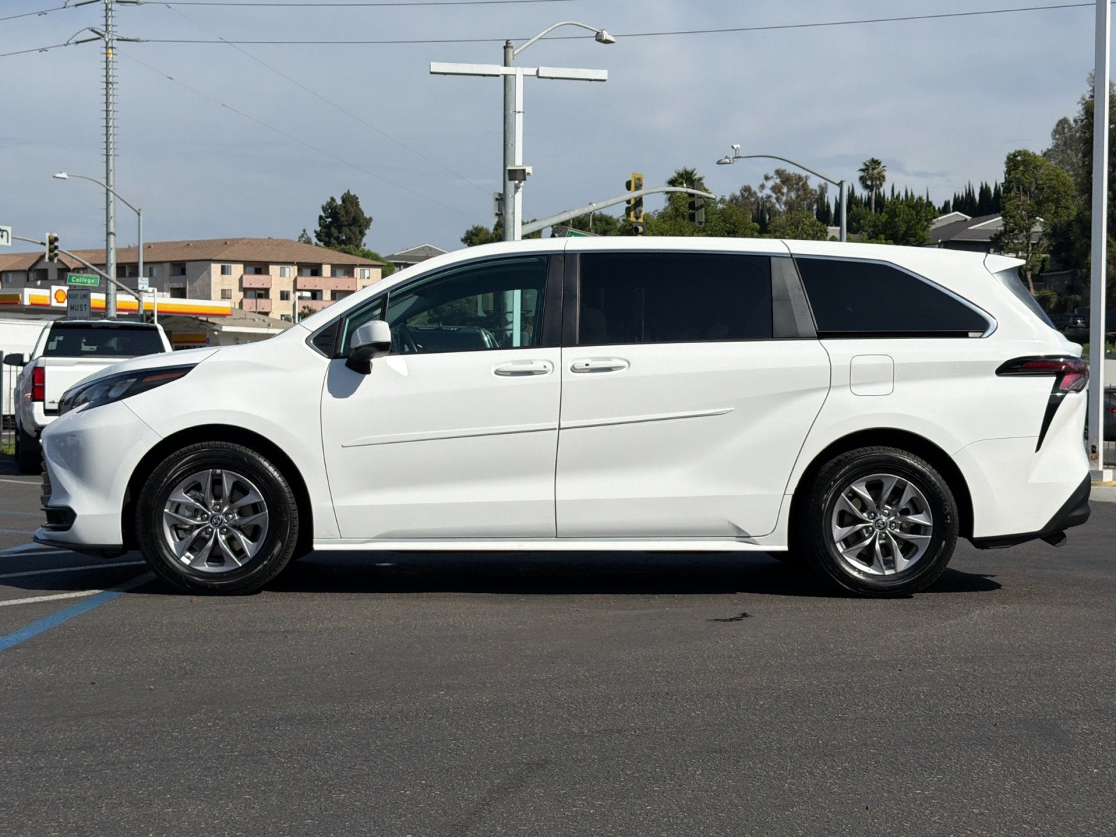2024 Toyota Sienna LE 8 Passenger