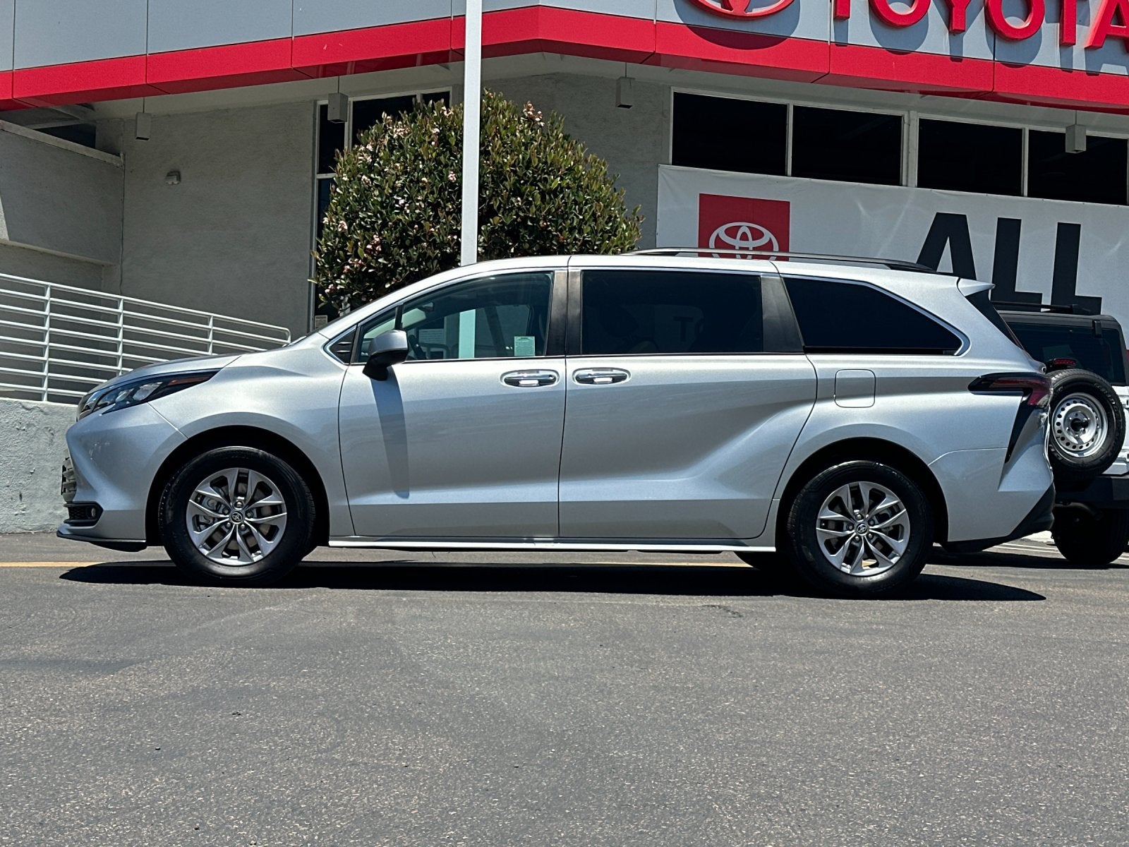2025 Toyota Sienna XLE 8 Passenger
