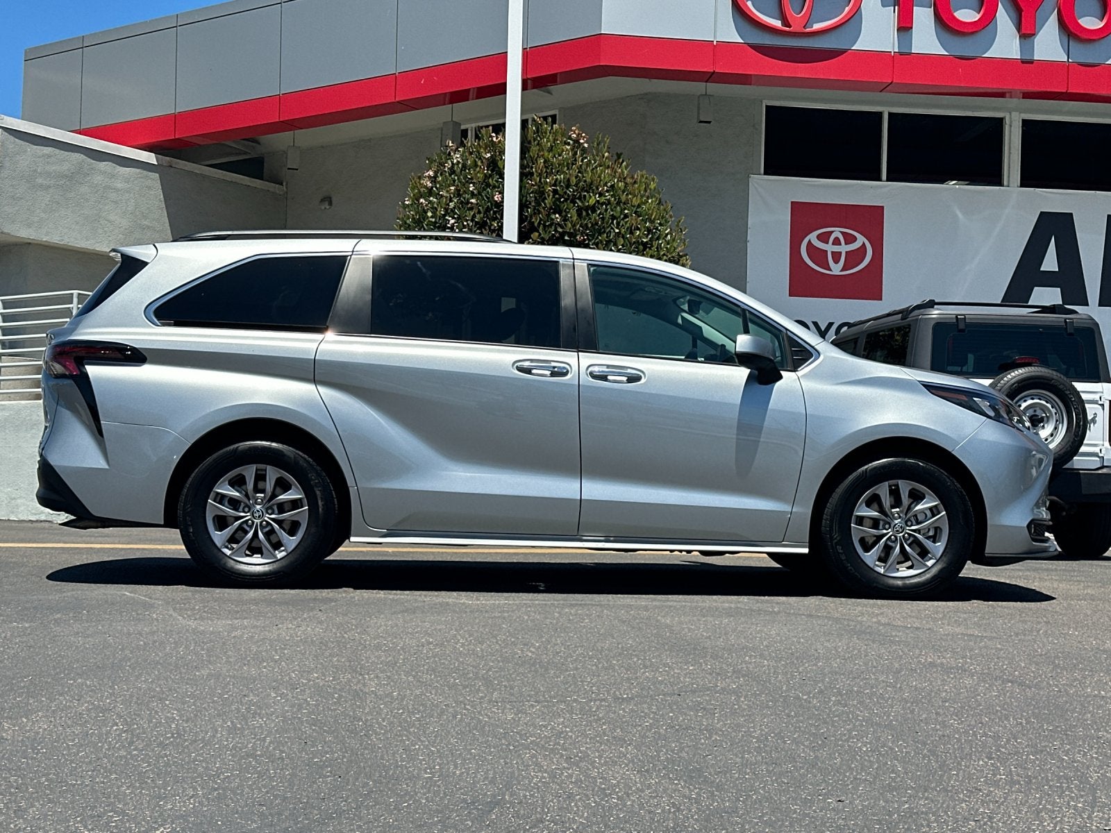 2025 Toyota Sienna XLE 8 Passenger
