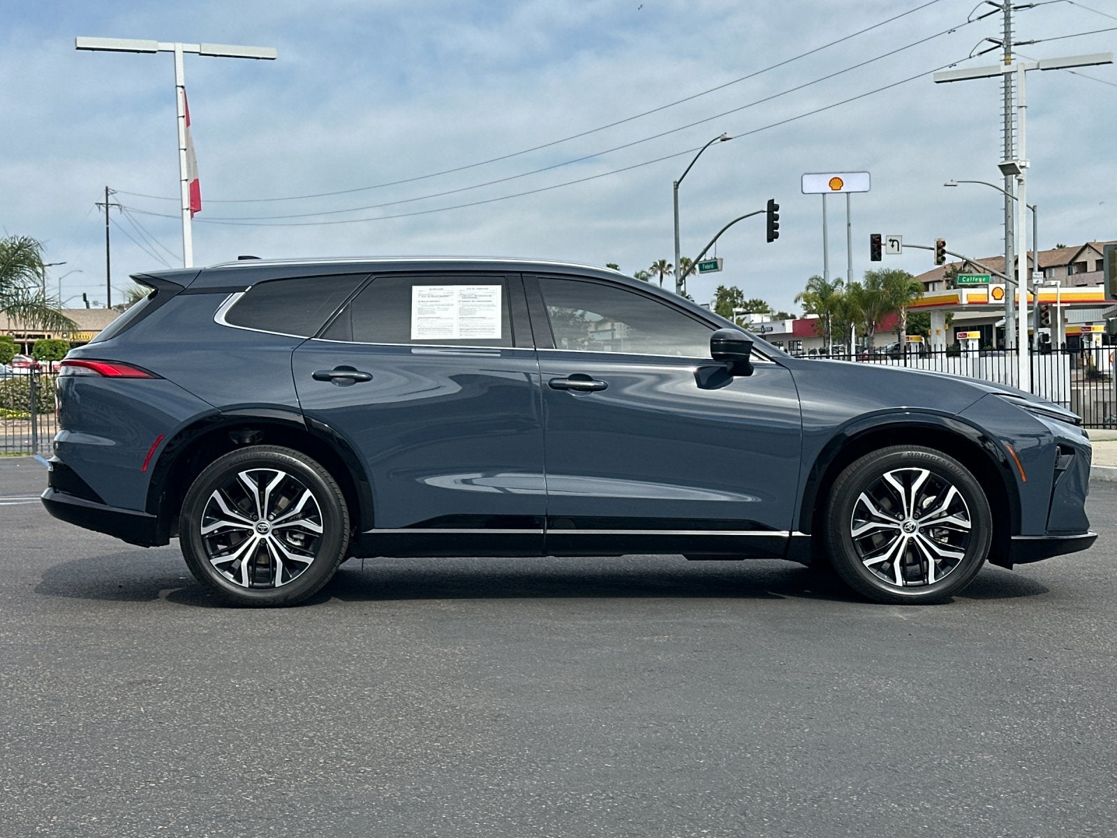 2025 Toyota Crown Signia XLE