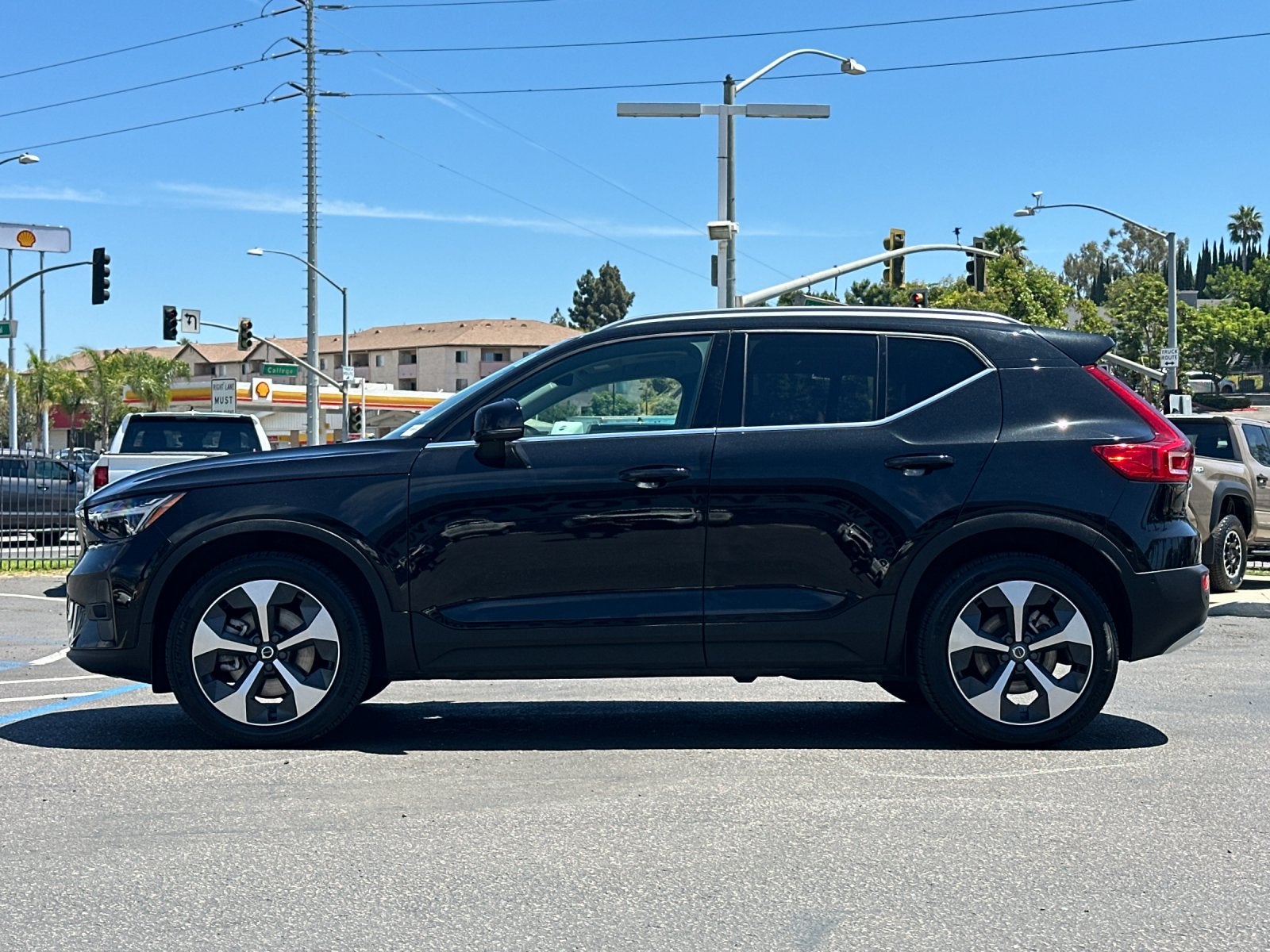2025 Volvo XC40 B5 Plus Bright Theme