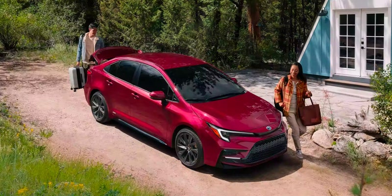 Un coche rojo aparcado en una carretera