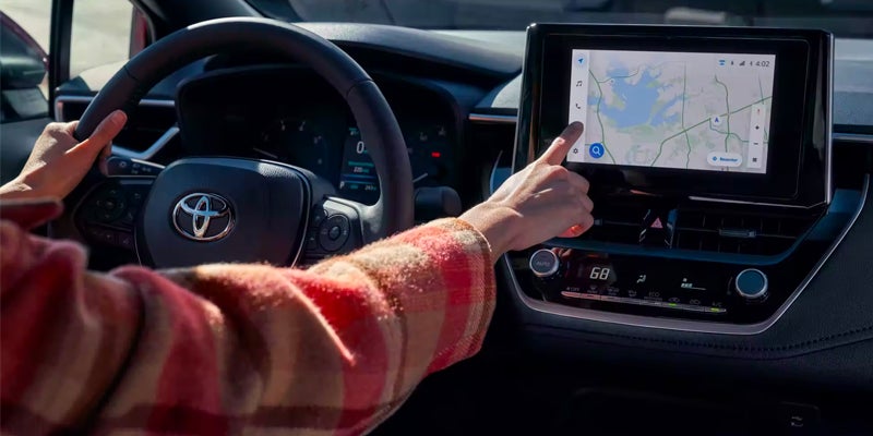 Una persona conduciendo un coche