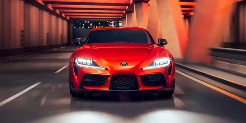 Un coche deportivo rojo en una carretera