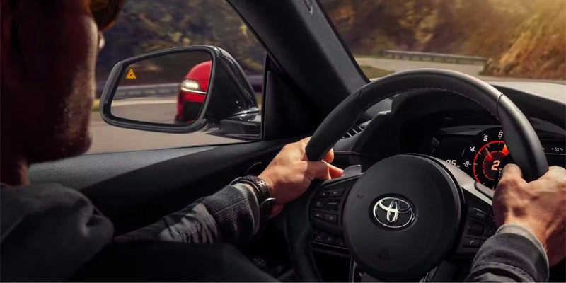 Una persona conduciendo un coche