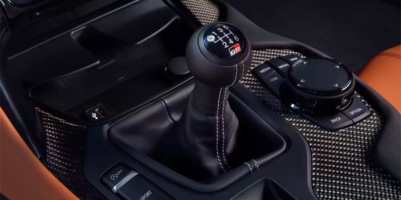 Un primer plano de la palanca de cambios