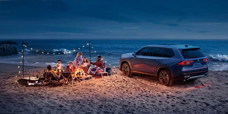 Un grupo de personas alrededor de una fogata en una playa