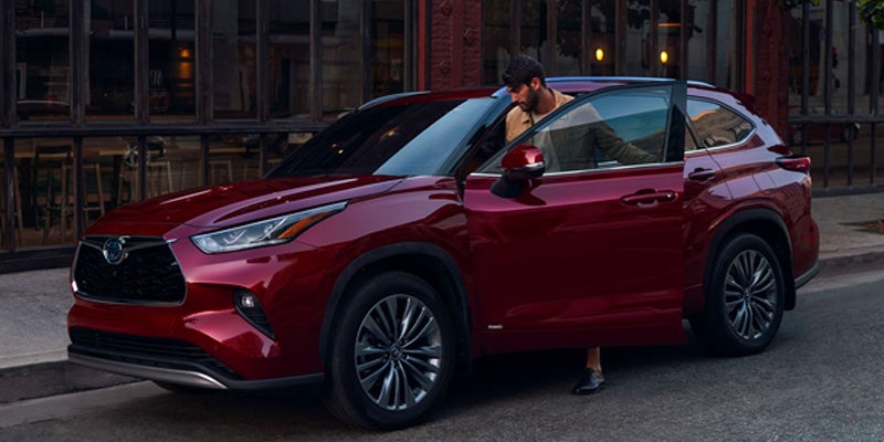 Redefine tus límites con el estilo impecable y la capacidad épica de la Highlander Híbrida.