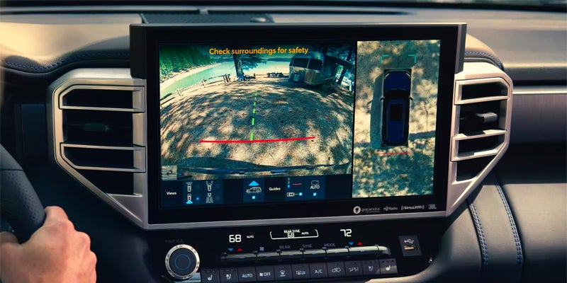 La pantalla de un auto